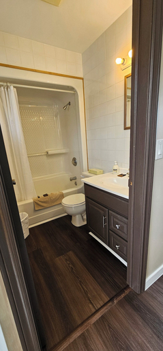 Bathroom 2, St. Ann's Motel, Victoria