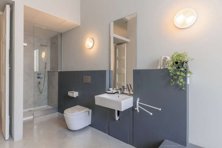 Bathroom 3, Spacious & Luxury 3BR Central Apartment