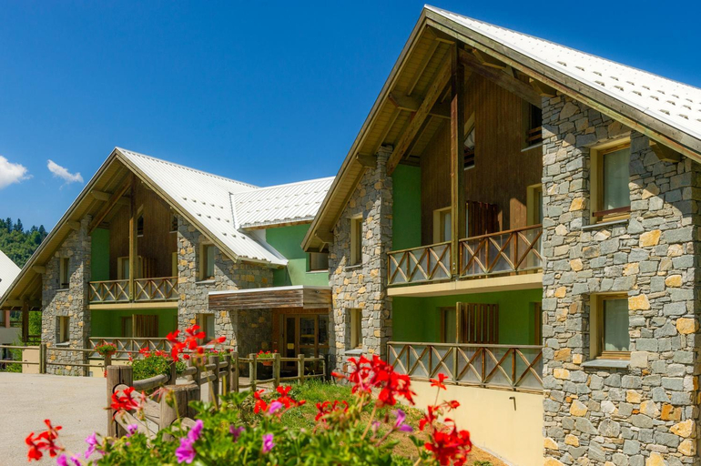 Exterior & Views