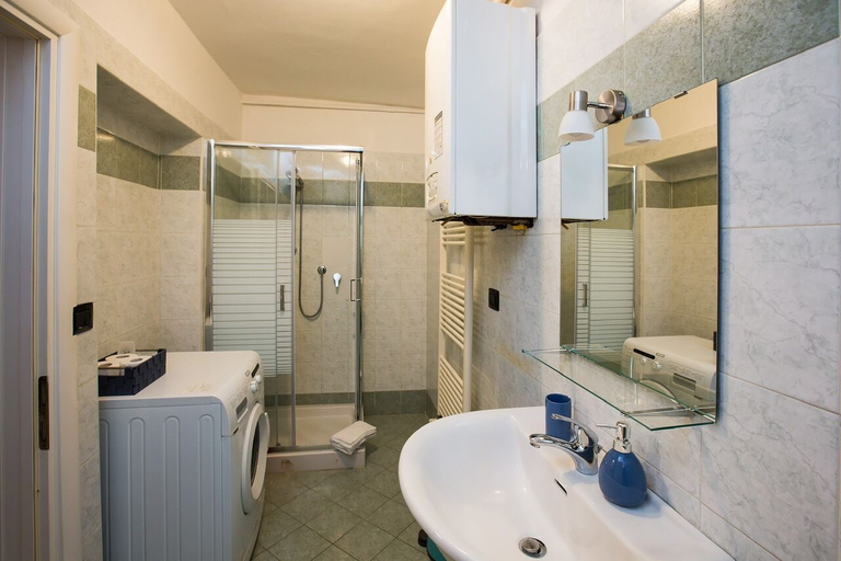 Bathroom 5, Santorsola Apartment, Bologna