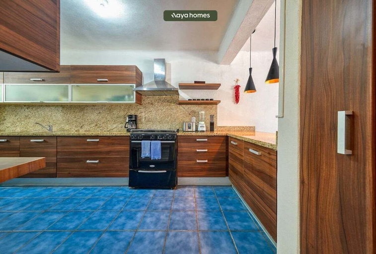 Private kitchen 5, Cozy 3BR House Perfect for Families - Pool, Compostela