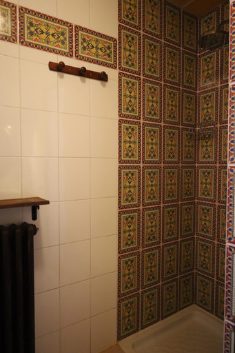 Bathroom 4, El Castell Embruixat, Pyrénées-Orientales