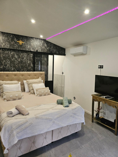 Bedroom 2, hebergement privee Jaccuzzi en supplement, Isère