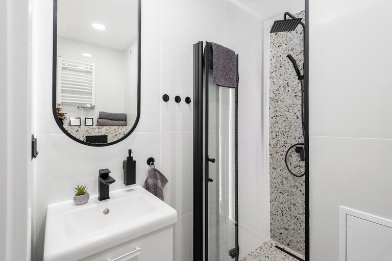 Bathroom 5, Szafir - by Kairos Apartments, Gliwice City
