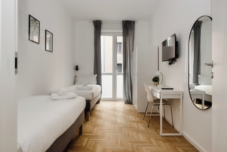Others 2, Beautiful apt with 2 balconies, Milano