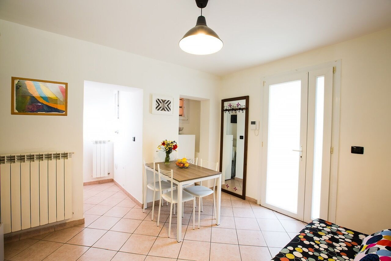 Living area 2, Santorsola Apartment, Bologna