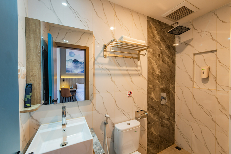Bathroom 5, Front One Budget Hotel Tirtonadi Solo, Solo