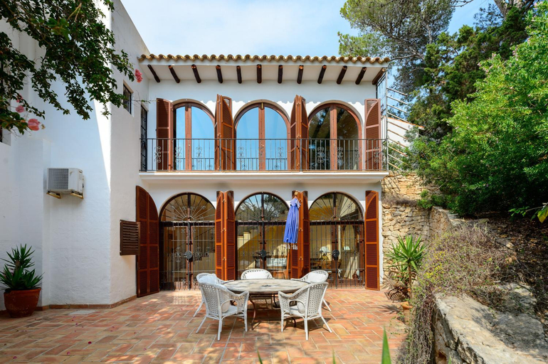 Exterior & Views