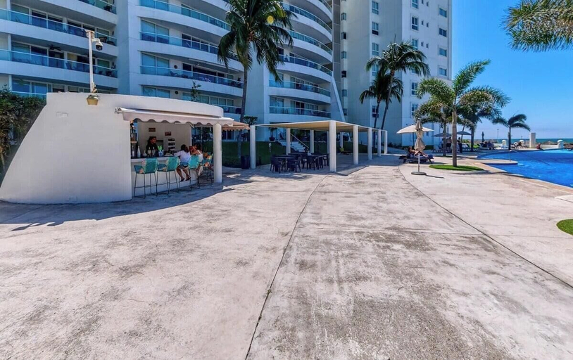 Exterior & Views 1, Oceanfron 4 BR Condo - Beach - Wyndham Pool, Compostela