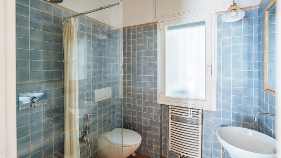 Bathroom 3, Aurelia Harbour 103, Savona