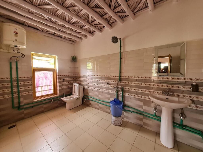 Bathroom 3, Pema's Cottage by Outback Escapes, Lahul & Spiti