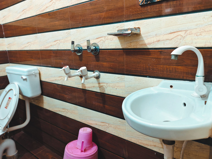 Bathroom 3, Janki Je Bhawan Homestay , Ayodhya - Step away from Ram Temple, Faizabad