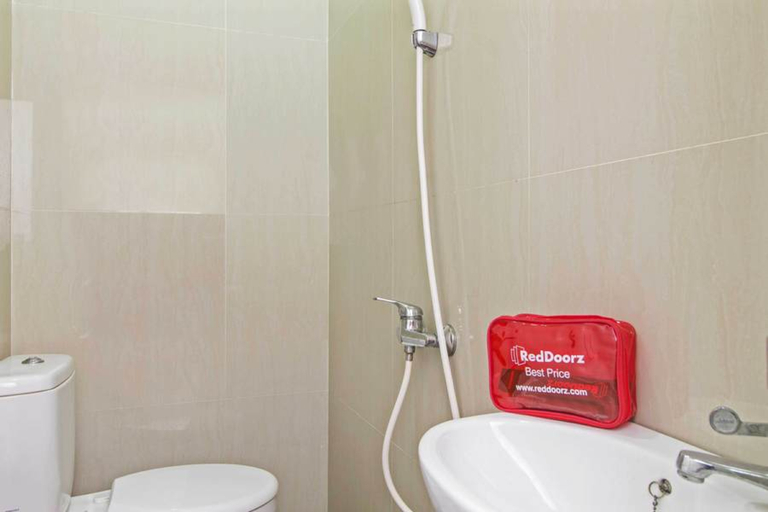 Bathroom, RedDoorz @ Mangga Besar 2, Jakarta Barat