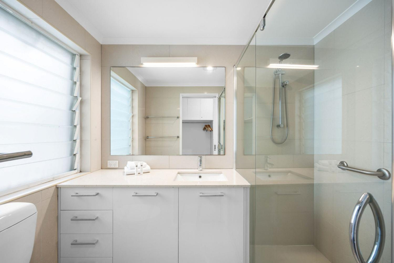 Bathroom 4, Skippers Cove Waterfront Resort, Noosa - Noosa-Noosaville
