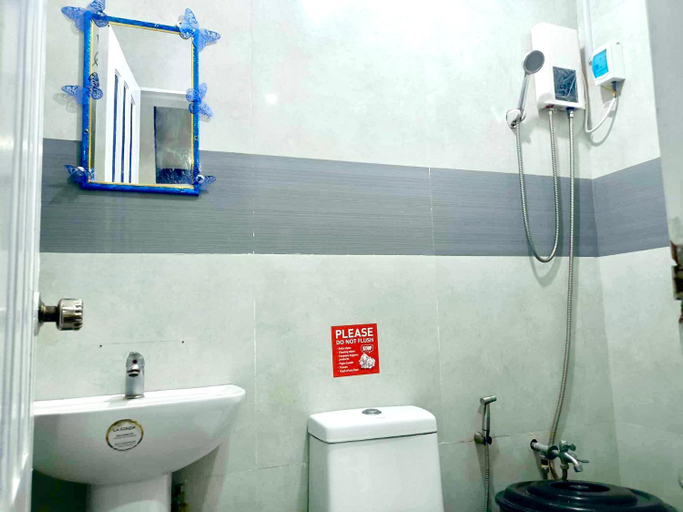 Bathroom 5, DMI Hotels and Apartments with Newly opened Lava Stone Pool by Reddoorz, Tabaco City