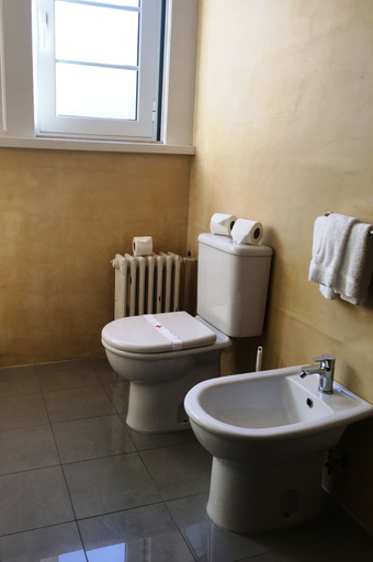 Bathroom 4, Miraparque, Lisbon
