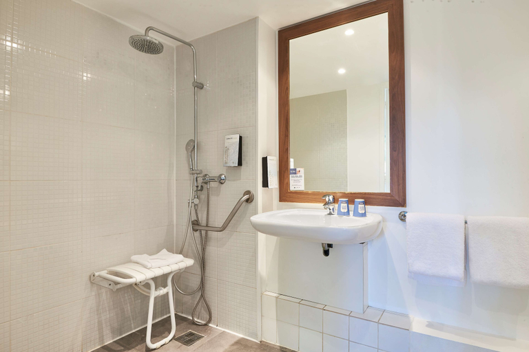 Bathroom 4, Kyriad Brie Comte Robert, Seine-et-Marne