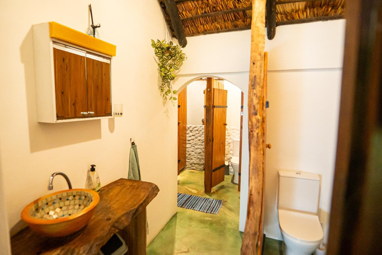 Bathroom 3, Kitesurf Tofo House - 1 minute walk from beach and center, Jangamo
