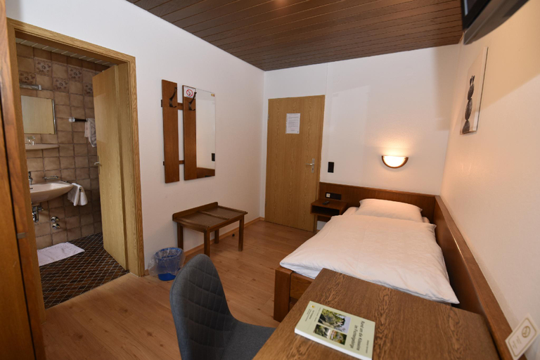 Bedroom 3, Landgasthof Grüner Baum, Hof