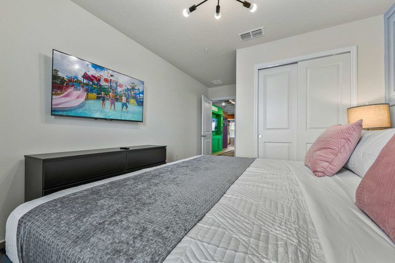 Room 2, 5BR End-unit w Pool Themed Rooms Gameloft 16225, Lake