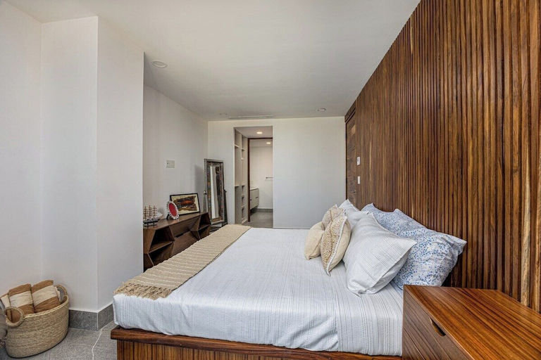 Room 4, Udara Udara 2K, Compostela