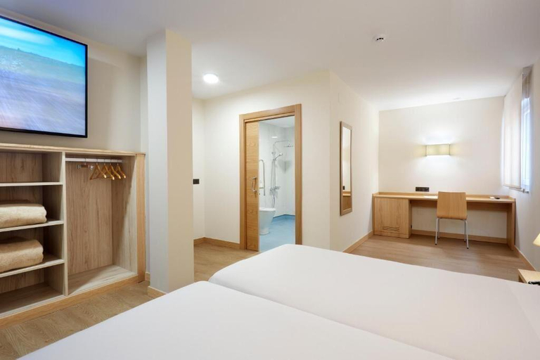 Bedroom 2, Cristal Aeropuerto, Asturias