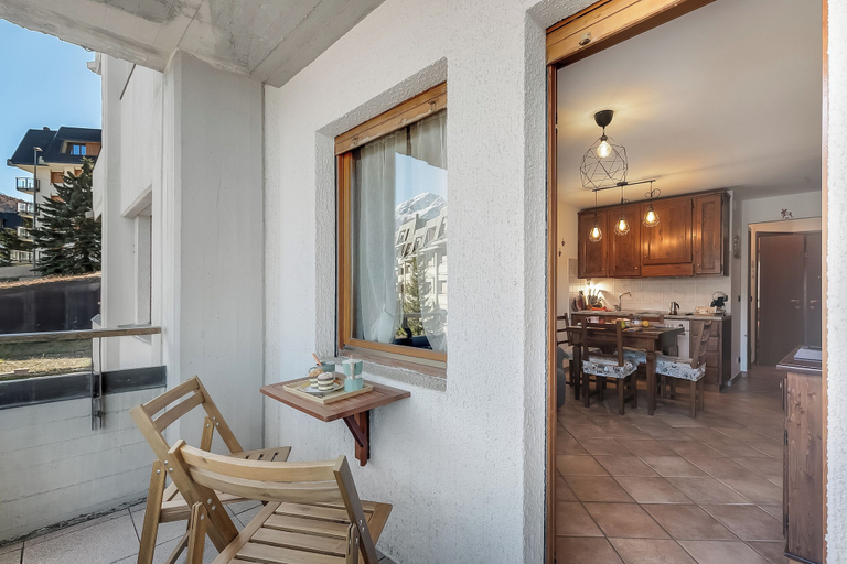 Balcony 4, Wolf & Deer Apartment Ski-In Ski-Out 250m - Happy Rentals, Torino