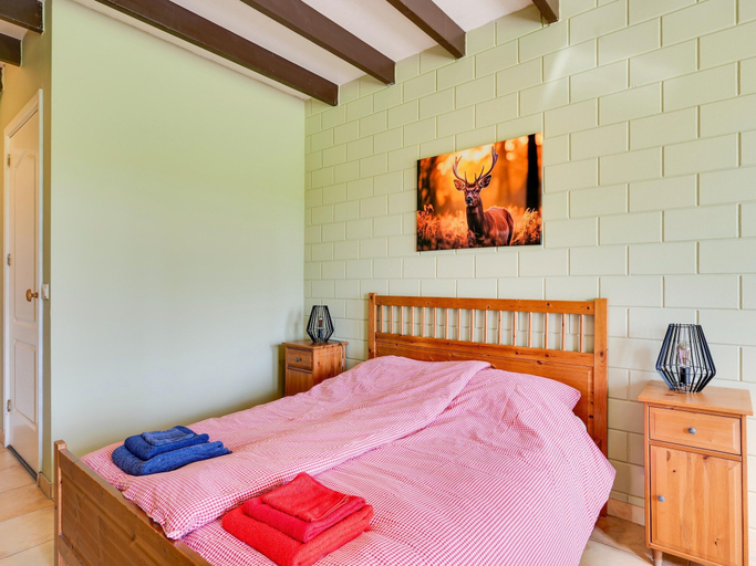 Room 4, Holiday Home with Meadow View near Forests, Coevorden