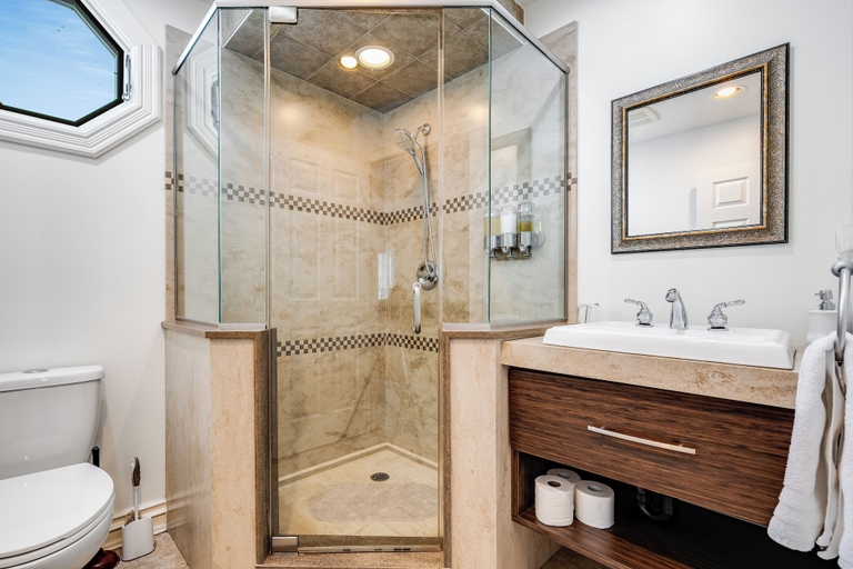 Bathroom 3, Dream Estate Inn, Essex