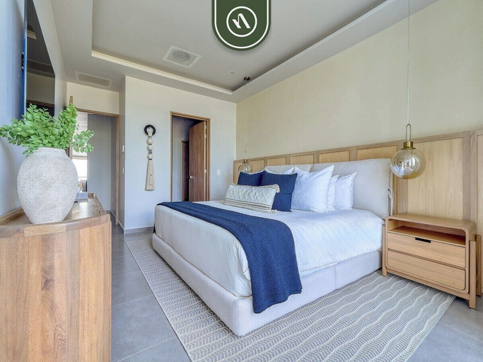 Room 5, Luxury Oceanfront 3 BR Condo With Balcony, Compostela