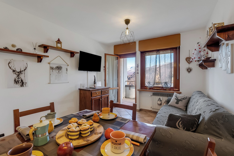 Living area 2, Wolf & Deer Apartment Ski-In Ski-Out 250m - Happy Rentals, Torino