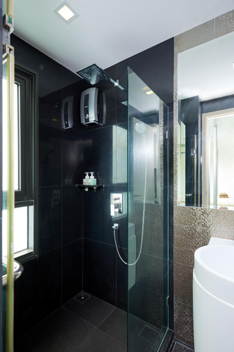 Bathroom 4, 5mins walk to BTS Thonglor; easy access 1-bedroom, Wattana