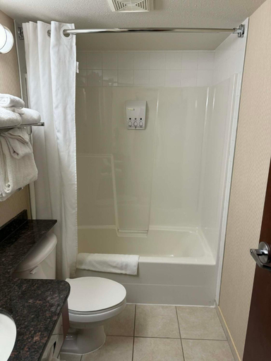 Bathroom 5, Lakeview Inns & Suites - Slave Lake, Division No. 17