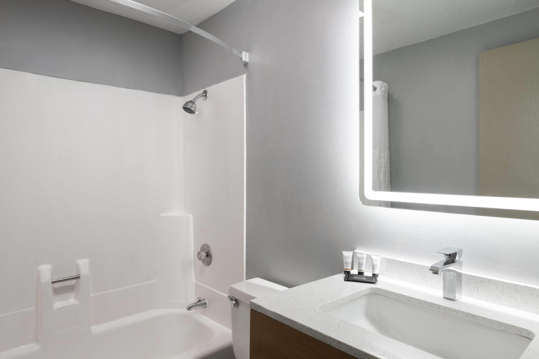 Bathroom 4, Baymont by Wyndham Mankato, Nicollet