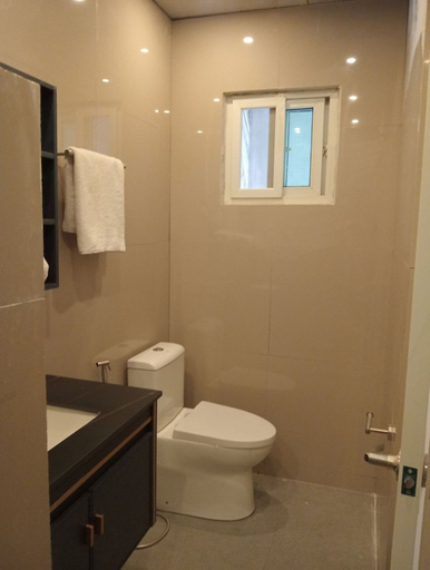Bathroom 2, Comfortable 2-Story Home for Families, Bacolod City