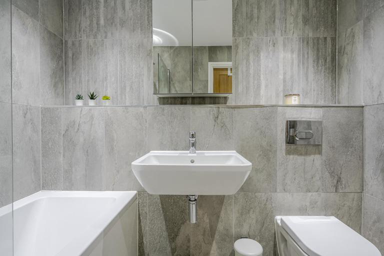 Bathroom 2, Premium apartment in Chelmsford | Long Stays Welcome, Essex