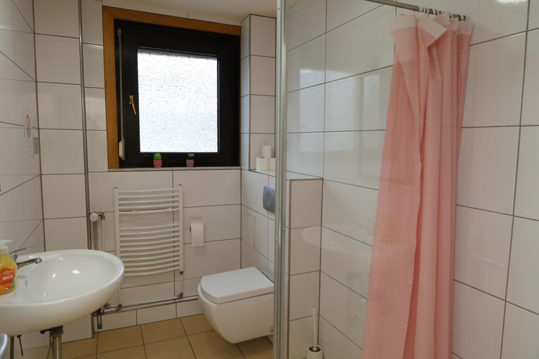 Bathroom 2, Pension Highway - Bielefeld Senner Hellweg 227, Bielefeld