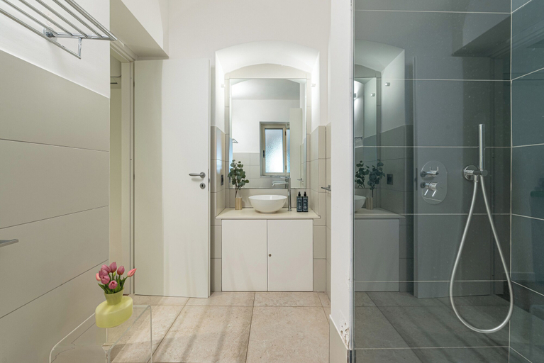 Bathroom 4, Palazzo Ferrara Rooms by Wonderful Italy, Palermo