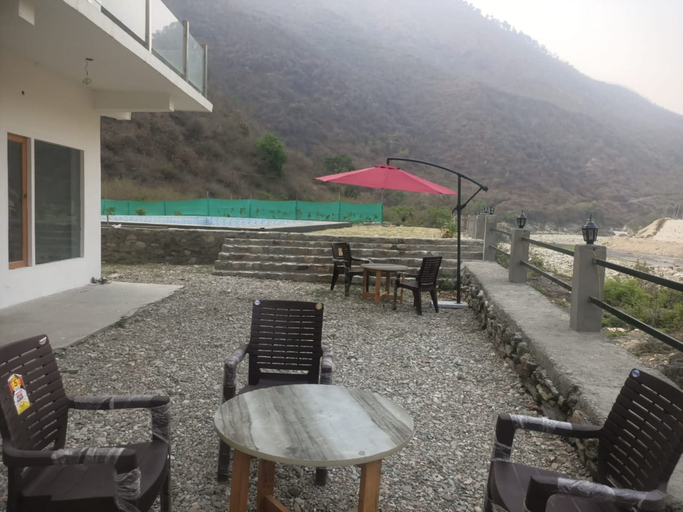 Outdoor dining, Riverside Near Kainchi Dham Temple, Nainital