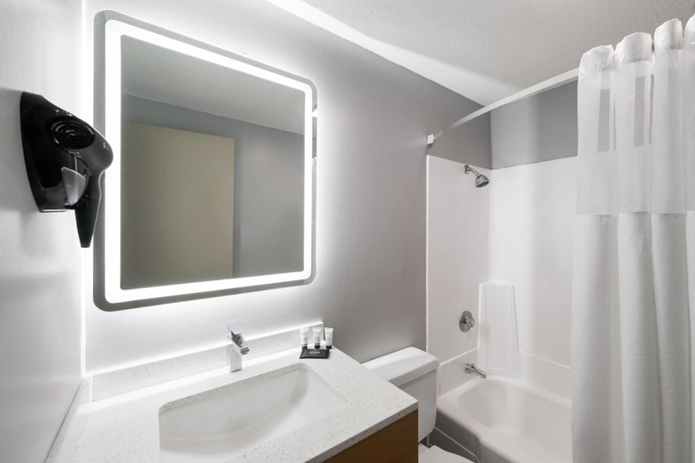 Bathroom 4, Baymont by Wyndham Mankato, Nicollet