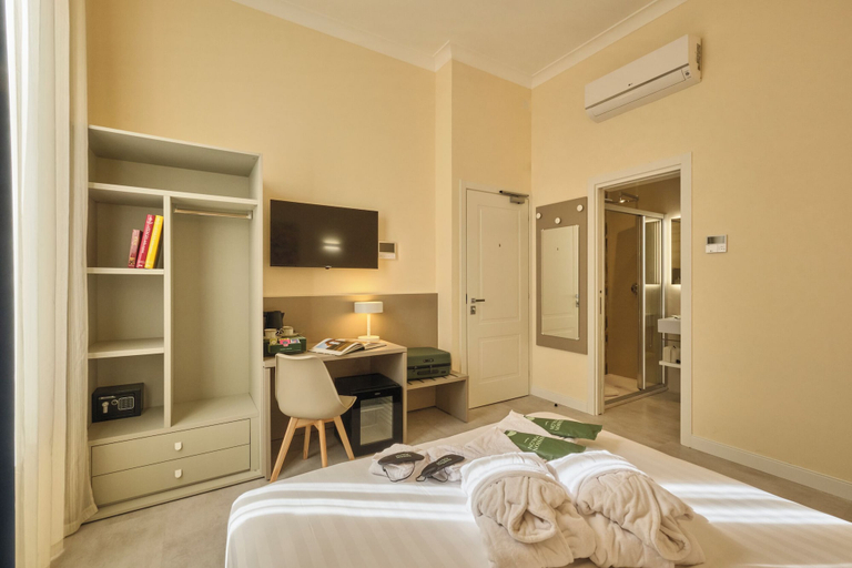 Room 4, Rishon, Rome