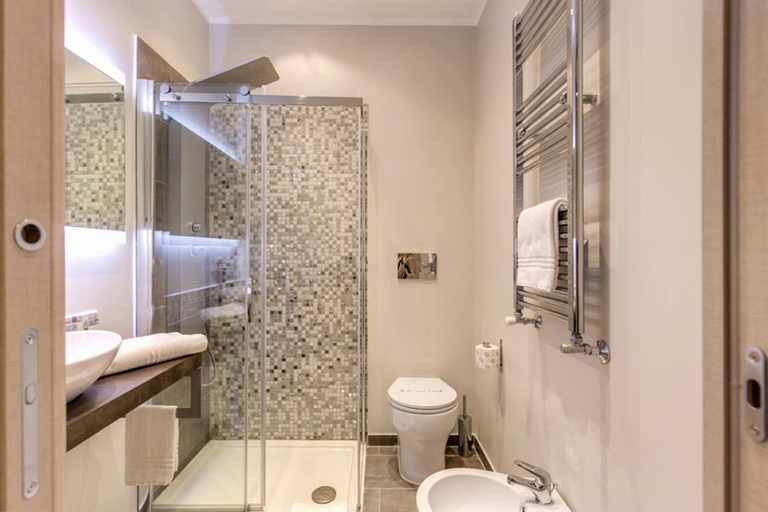 Bathroom 3, Colonna 18 Apartment by Ghor, Roma