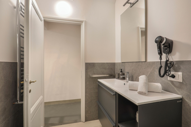 Bathroom 4, 2 Bedroom Apartment in Florence's Heart, Florence