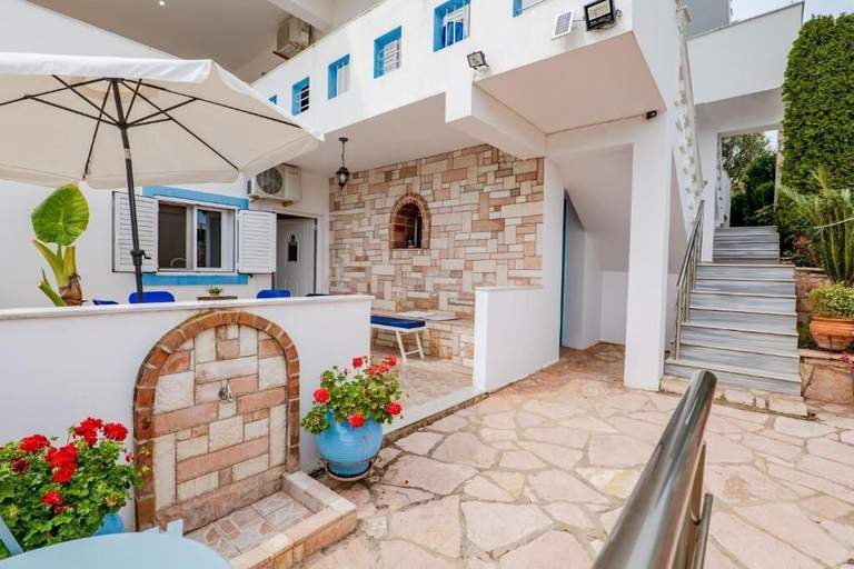 Terrace/patio 4, Gregory's Apartments, Sarandës