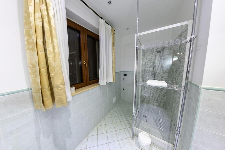 Bathroom 5, Hotel River, L'Aquila