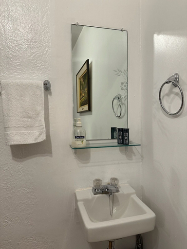 Bathroom 4, Hotel Mini, Montréal