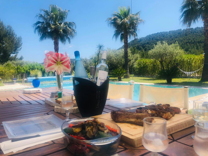 Food & Drinks 5, villa avec piscine chauffée, Var