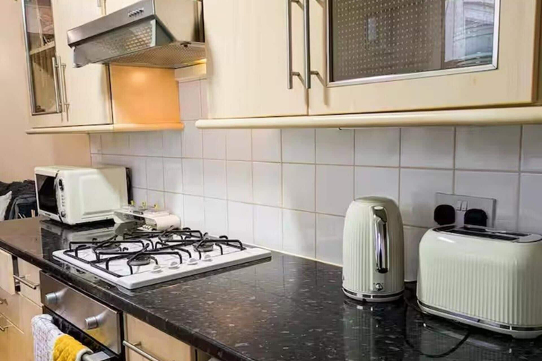 Private kitchen 5, Cozy Gravesend Retreat With 2 Bedrooms, Kent