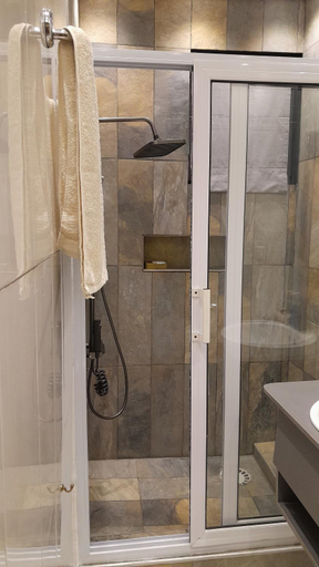 Bathroom, Cheers Guesthouse, Ga West