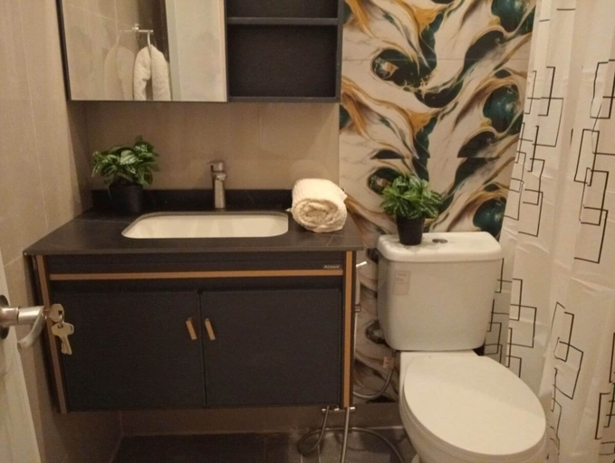 Bathroom 4, Comfortable 2-Story Home for Families, Bacolod City